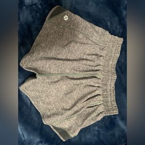 lululemon hotty hot high rise 2.5 inch shorts size 2